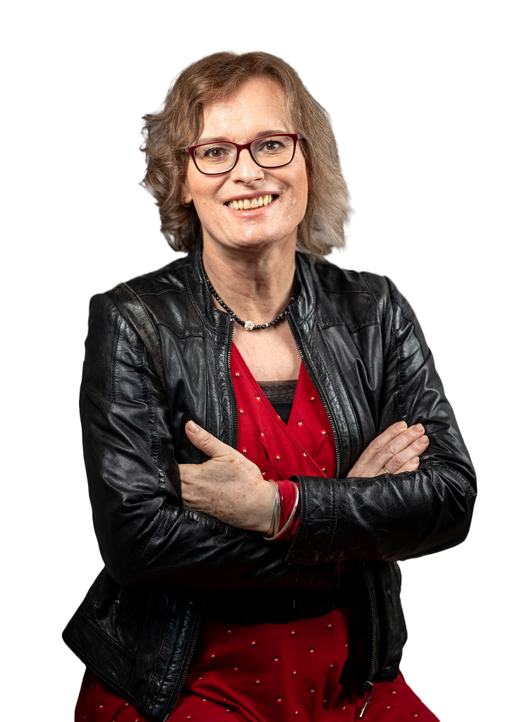 Edda von Kyritz, Expertin für Transgender Integration im Arbeitsumfeld. Rotes Kleid, drüber schwarze Lederjacke.